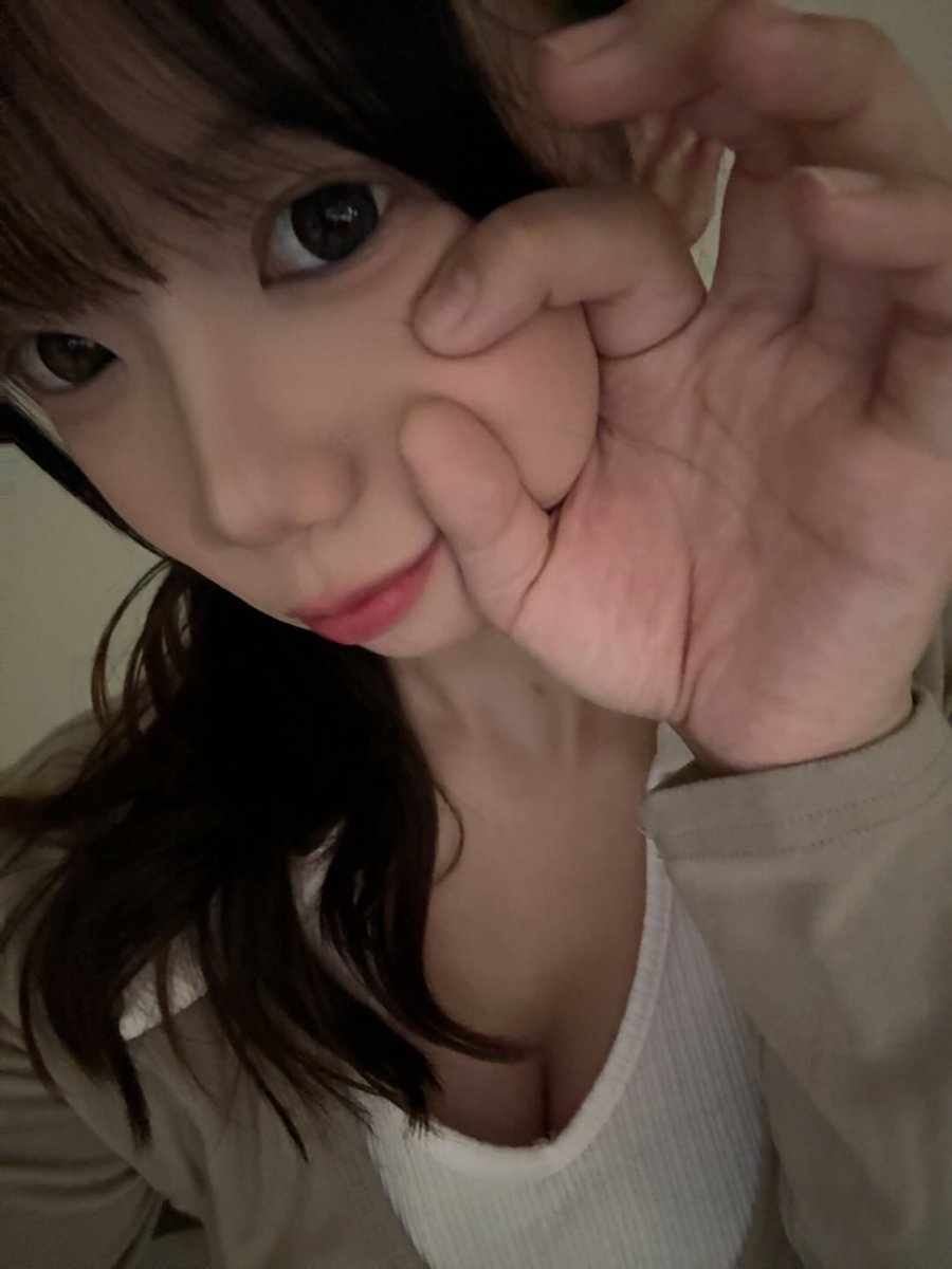 liyuer765's tweet photo. 欸你現在在幹嘛
我有點無聊欸  
可以陪我聊天嗎 https://t.co/rByFR8pIKG
