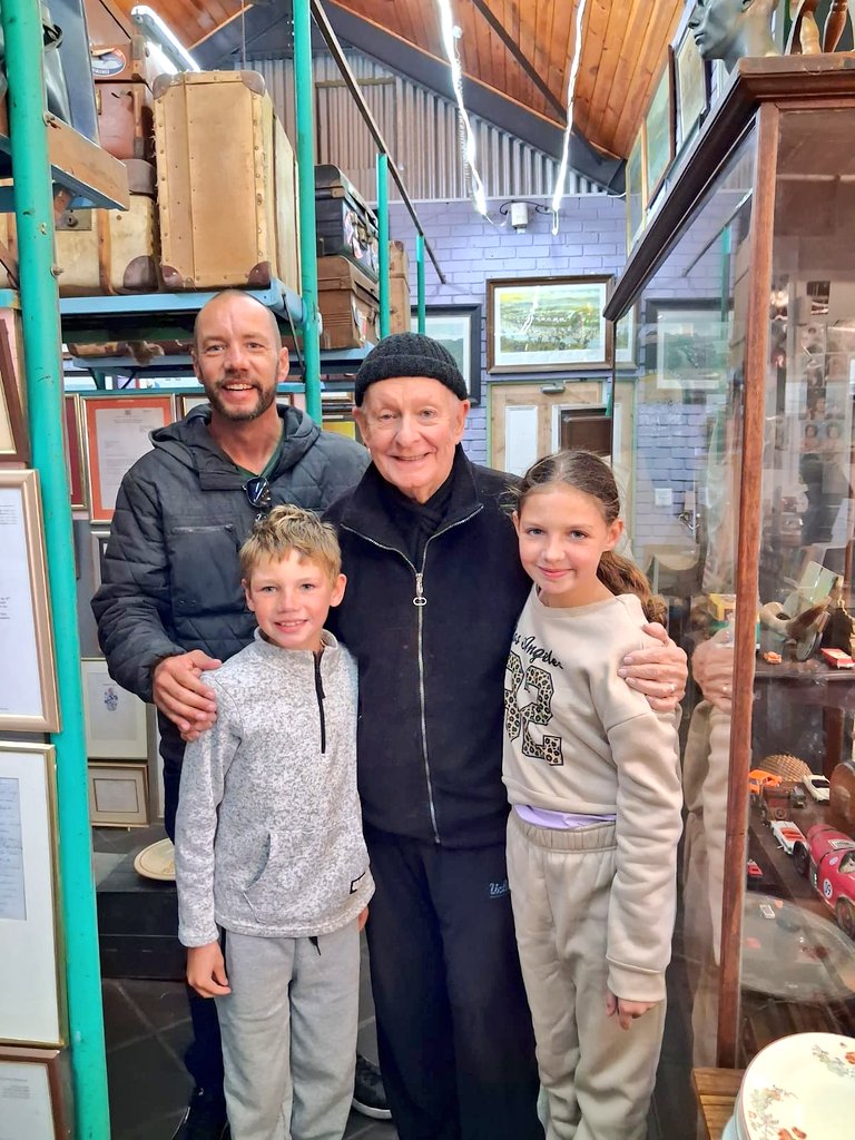 Werriefication's tweet photo. In die koue reen en wind.
Legendes en Idole, wat n great mens🔥 .. Saam met die lekkerste toffies wat hul verkoop. https://t.co/CWSBT35uaa