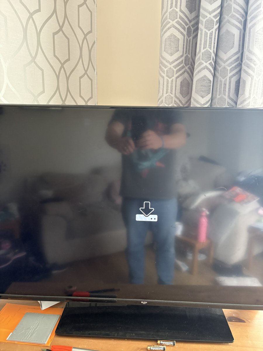 stered75's tweet photo. @virginmedia My TV is stuck on your welcome page. I have tried turning the box off and back on again but this is as far as I can get. Then I get this in the second photo but it just comes back to the welcome page and stays there. https://t.co/QM3DvM7W3D