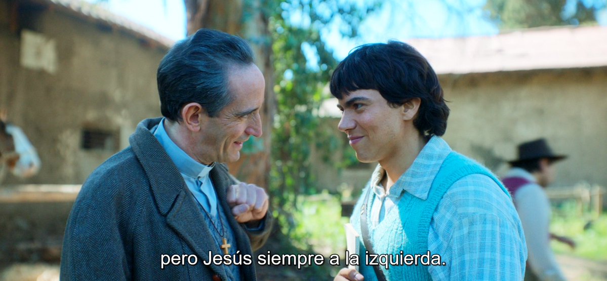hablemos de los guionistas y productores de la casa de los espiritus que no tuvieron miedo de grabar esta escena de decir que Jesús es de la izquierda, en un continente donde el fascismo avanza, grandiosa escena que muestra la importancia de los sacerdotes en lo social