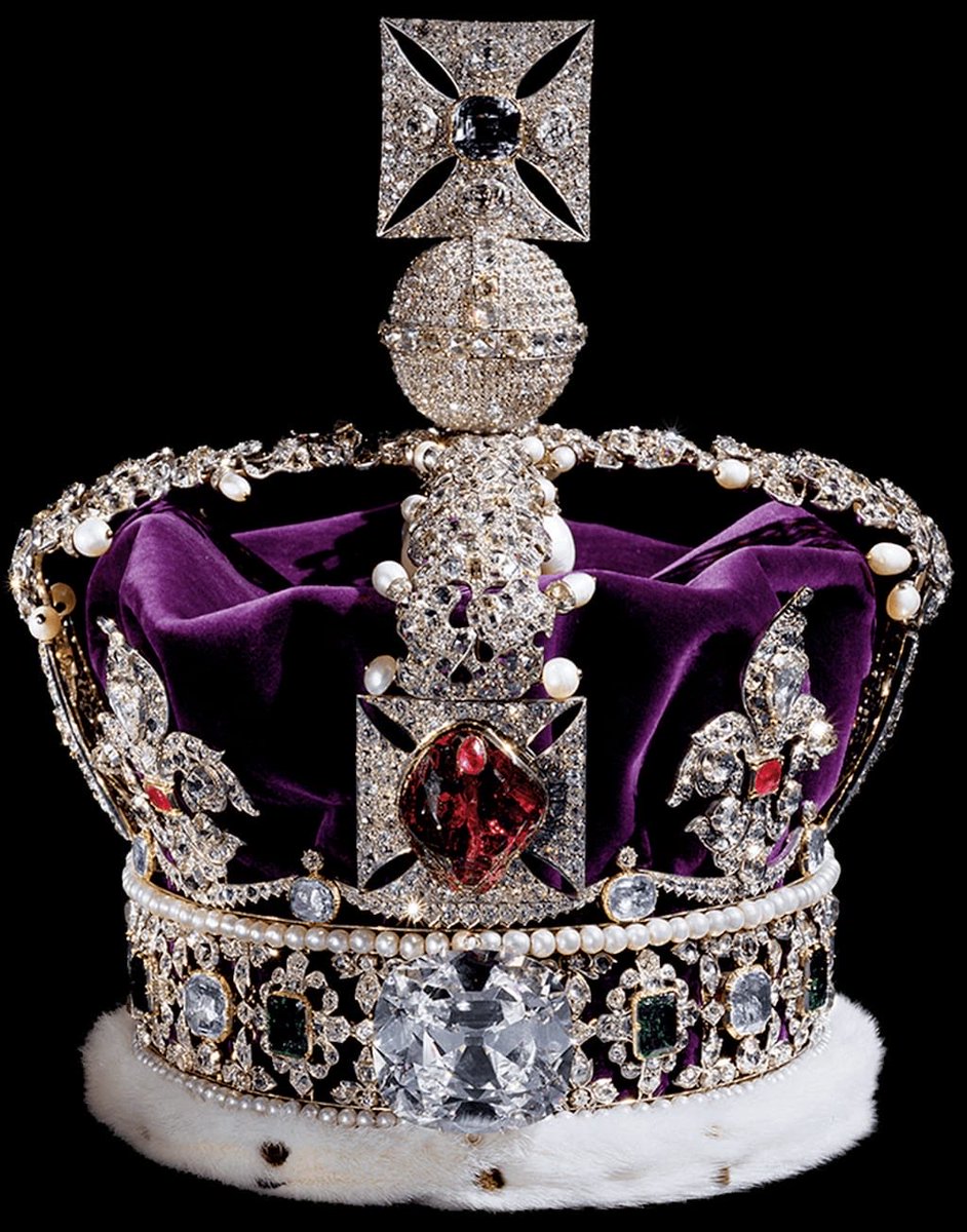 Caesar241059's tweet photo. !
🔴 الجوهرة الأندلسية (ياقوت الأمير الأسود):
الحجر الأحمر الضخم المثبت في أعلى التاج كان ملكاً خالصاً لـ الأمير أبي سعيد محمد السادس (من بني نصر، حاكم مملكة غرناطة).
⚔️ كيف قُتل وسُرقت جوهرته؟
في عام 1362م، لجأ الأمير الأندلسي أبو سعيد إلى "بيدرو القاسي" ملك قشتالة في إشبيلية طالباً التحالف والعون، وبدلاً من إكرام ضيفه، طمع الملك القشتالي في جواهره النادرة، فقام بقتله غدراً وبدم بارد مع حاشيته واستولى على الحجر، لينتهي به المطاف لاحقاً كهدية عسكرية للإنجليز!
🔴ماسة كولينان 2 (نجمة أفريقيا الثانية):
الألماسة البيضاء الضخمة في أسفل التاج (317.4 قيراطاً). استُخرجت من مناجم جنوب أفريقيا عام 1905 تحت وطأة الحكم الاستعماري.
🔴 🇮🇳 أين ماسة "كوهينور" (جبل النور)؟
الجوهرة الهندية الأغلى (105.6 قيراطاً) التي سُرقت من المهاراجا الطفل "دوليب سينغ" عام 1849 عبر معاهدة لاهور القسرية. ليست في هذا التاج، بل تُزيّن "تاج الملكة الأم" في برج لندن، وتطالب بها الهند، باكستان، وأفغانستان حتى اليوم.
🔴ما يراه البريطانيون إرثاً ملكياً، يراه التاريخ غنائم معمدة بالدم والدموع وسرقة الشعوب!
#الأندلس #غرناطة #التاريخ_الإسلامي #الهند #التاج_البريطاني