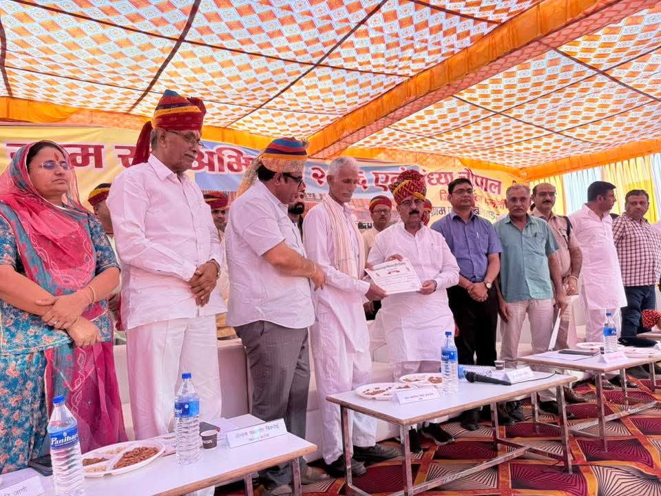 BJP4Rajasthan's tweet photo. जोधपुर देहात उत्तर जिले की विधानसभा फलोदी में ग्राम पंचायत बांसवाड़ा नगर में आयोजित "ग्राम रथ अभियान" कार्यक्रम में मुख्य अतिथि के रूप में राजस्थान वित्त आयोग के अध्यक्ष डॉ. @chaturvediarun1 की गरिमामयी उपस्थिति रही।

इस अवसर पर राज्य सरकार की जनकल्याणकारी योजनाओं एवं फ्लैगशिप कार्यक्रमों की जानकारी आमजन तक पहुँचाने के साथ-साथ पात्र व्यक्तियों को योजनाओं से जोड़ने हेतु जागरूक किया गया। “ग्राम रथ अभियान” ग्रामीण विकास, जनसंपर्क एवं जनजागरण का प्रभावी माध्यम बनकर आमजन तक सरकार की योजनाओं का लाभ पहुँचाने का कार्य कर रहा है।

इस अवसर पर भाजपा प्रदेश उपाध्यक्ष श्री @biharibishnoi, जोधपुर देहात उत्तर जिला अध्यक्ष श्रीमती ज्योति जाणी, फलोदी विधायक श्री पब्बाराम विश्नोई, उप ग्राम रथ प्रभारी श्री भोपाल सिंह बडला, जिला महामंत्री श्री सुखराम जाणी, ग्राम रथ अभियान के जिला संयोजक श्री बाबुलाल गर्ग, मंडल अध्यक्ष श्री सहदेव चारण, श्री सौरभ बोहरा, बांसवाड़ा नगर के सरपंच श्री मांगीलाल सहित माताएं-बहनें, पदाधिकारी, कर्मचारी एवं अधिकारीगण उपस्थित रहे।