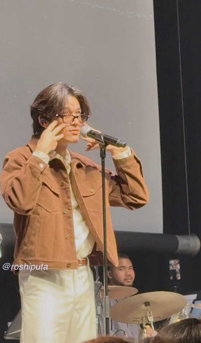 roshiputa's tweet photo. かわいいー💕と言われてかわいくするGawin 氏
#TpopShowcaseinTokyoxGawin
#TpopShowcaseinTokyo
#GawinCaskey https://t.co/FtVLbroTDL
