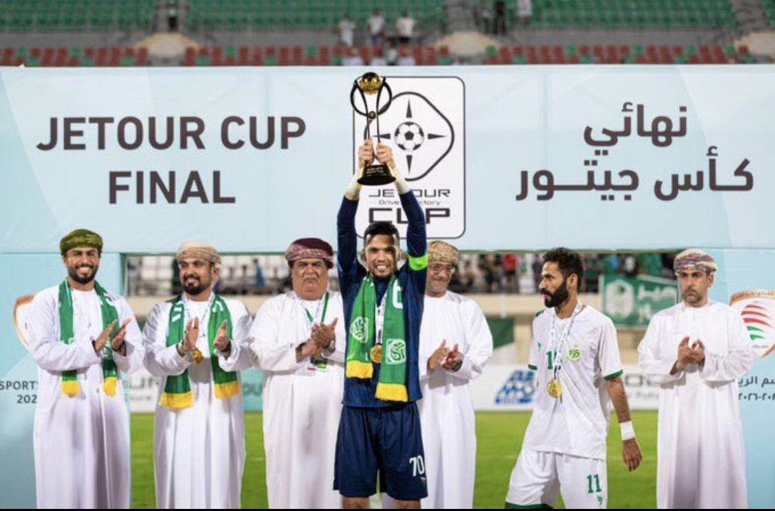 ssma1968's tweet photo. مقال الأسبوع كاملا في الصورة المرفقة وقد خصصته للحديث عن الليلة الاستثنائية للتماسيح التي توجت بكأس الاتحاد العماني لكرة القدم ( كأس جيتور) لتكتب مجد أول للأخضر الصحاري.

في ليلةٍ استثنائية للتماسيح 
مجدٌ أولٌ يتوَّج به الأخضر الصحاري 

لم يكن تتويج نادي صُحار بكأس الاتحاد العماني لكرة القدم، والذي حمل هذا الموسم اسم كأس جيتور، مجرد فوزٍ في مباراة نهائية، بل كانت لحظةً تاريخيةً تكثفت فيها سنوات الانتظار، وتحولت معها الأحلام المعلقة في صدور العاشقين إلى حقيقةٍ مضيئة.  في تلك الليلة الاستثنائية، تفوق صُحار على نفسه قبل أن يتفوق على منافسه، وقدم ملحمةً كرويةً جميلةً أنصفت الكرة الفريق الأفضل، والأكثر رغبةً وإقناعاً وإمتاعاً، مما أهله ليحرز لقبه الرسمي الأول في تاريخه الكروي، بعد فوزه على النهضة بهدف نظيف، ليكتب فصلا جديدا في مسيرته الرياضية.
وإذا كان لكل فريقٍ لغته في التعبير عن نفسه، فإن لغة صُحار هي لغة " التماسيح الصحارية الخضراء "؛ ذاك اللقب الذي لا يحمل معنىً جماهيرياً فحسب، بل يُجسد شخصية فريقٍ عنيدٍ لا يستسلم، ولا يهاب أمواج التحدي. ومن هذا المعنى بالذات، كانت رحلة البحث عن المجد الكروي طويلةً وشاقة، تعاقب فيها المد والجزر، لكن الإيمان بيوم الانتصار لم يفارق القلوب، ولا غادرت الثقة بأن الدرع أو الكأس التي استعصت طويلاً ستلين أخيراً لعزيمة الأخضر.
ولعل أقسى ما يسكن في الذاكرة الصحارية هو ذلك النهائي الذي أقيم يوم الخميس ٥ إبريل ٢٠١٨م، حين وقف الحظ العاثر حائلاً دون الاحتفال المكتمل. يومها بلغ الفريق نهائي كأس جلالة السلطان، ثم خسره بركلات الترجيح أمام النصر، بعد مواجهة مثيرة عُدت من أفضل النهائيات إمتاعاً كروياً. ومن وجهة نظرٍ كرويةٍ منصفة، فإن صحاراً كان يستحق أن يكون حاضرا في المشهد النهائي لكأس الاتحاد خلال الموسمين الماضيين أيضا، لولا سوء الطالع وبعض التفاصيل القاسية التي كانت تنتزع منه حلمه في اللحظات الحاسمة.وكأن التماسيح، وهي تعانق اليوم كأس جيتور، لم تكن تحتفل بلقبٍ جديدٍ فحسب، بل كانت أيضاً تصالح التاريخ، وترد للروح بعض ما سلبته مرارة ذلك المشهد القديم.
وما كان هذا التحول ليتحقق لولا إدارةٌ واقعيةٌ استفادت من درس الموسم الماضي على وجه التحديد. فقد دخلت الموسم بعقلية البناء لا الارتجال، فأعادت هيكلة الفريق، وراهنت على مجموعةٍ شابةٍ تمتلك الشغف والإصرار والقابلية للتطور. ولم ترفع شعارات كبرى دون أرضٍ صلبة، بل وضعت أهدافها بدقةٍ وواقعيةٍ: ضمان البقاء مبكرا في دوري جندال، والمنافسة في كأس جيتور وكأس جلالة السلطان. وحتى كأس جلالة السلطان، بدا أن صُحار كان قادراً على الذهاب إلى مدىً أبعد، لولا بعض التحديات التي صادفته في مباراة الأياب بدور الثمانية رغم تحقيقه نتيجة شبه مرضية في مباراة الذهاب خارج ملعبه ، ولهذا كانت تلك الواقعية المضبطة تمهيداً طبيعياً لأحلامٍ أكبر؛ فحين يُدار الفريق برؤية ، يغدو الإنجاز نتيجةً طبيعيةً لا مفاجأةً عابرة.

.........
وفي الجهة الأجمل من الحكاية، لم يكن هذا التتويج ليفرح الصحاريين وحدهم، بل أفرح جماهير السلطنة المحبة لكرة القدم، كما أسعد المعلقين والمحللين والنقاد الرياضيين الذين يرون في وفاء جماهير صُحار لناديهم قيمةً نادرةً قي زمن النتائج المتقلبة. فهذا الجمهور لم يكن ينتظر لقباً ليحب، بل أحب أولاً فاستحق أن يفرح أخيراً. وخلال سنوات الانتظار، وقبل ليلة التتويج، حافظ جمهور صُحار على ألقه، وظل سنداً لفريقه في أحك الظروف وأصعبها. ومن هنا تبدو رؤية هذا الجمهور فريقه على منصات المجد مكافأةً مستحقة، كما تبدو وفاءً لذكرى الشخصيات النبيلة -أبو علوي ورفاقه رحمهم الله- التي أسهمت في تأسيس مدرج التماسيح وصناعة ألقه لسنواتٍ طويلة.
إن كأس الاتحاد العماني لكرة القدم " كأس جيتور " لم تُضف إلى خزائن صُحار كأساً وحسب، بل أعادت تعريف الفريق في وعي محبيه وفي خارطة المنافسة العمانية. فالتماسيح الصحارية لم تعد قصة فريقٍ يجيد المحاولة، بل أصبحت قصة نادٍ يعرف كيف يترجم الحلم إلى إنجاز، وسوء التوفيق إلى دافع، والتخطيط إلى بطولة. تلك هي الرسالة الأجمل التي بعث بها صُحار هذا الموسم: أن المجد لا يأتي صدفة، بل يُنتزع بالصبر والعمل والإيمان.