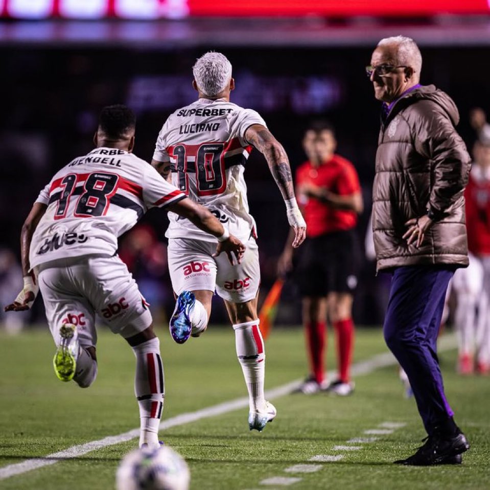 Noite de Copa tweet media