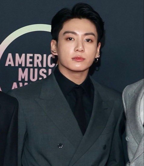 gukief4iry's tweet photo. #taekookau where Prince Taehyung spends an entire year flirting with his emotionless bodyguard Jungkook only for Jungkook to stay completely indifferent. But when Taehyung starts giving another man all his attention, Jungkook suddenly can’t stand watching him smile at anyone else https://t.co/c7xnxaPXy6