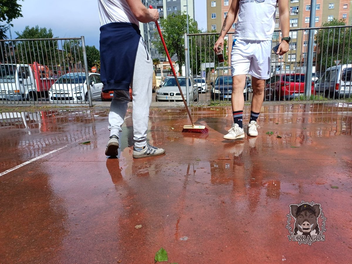 salmanticafans's tweet photo. Lluvia y andamios de obra como portería en el barrio San José, que carece de una pista deportiva pública con porterías.

La sexta edición del Torneo Antirracista de Verracos, en imágenes 

 ¡Enhorabuena a los participantes!

LOVE USCF
HATE RACISM https://t.co/KfrZ3jO6RN