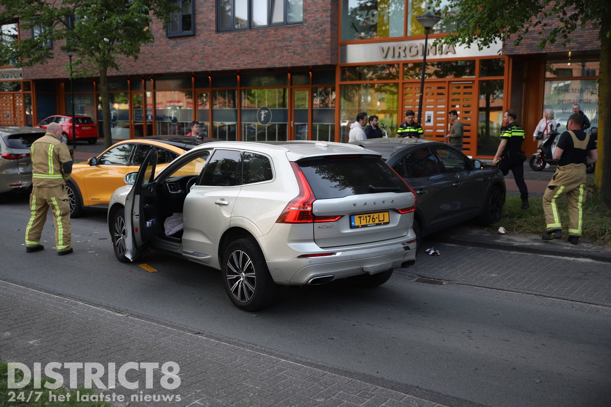 Botsing tussen twee personenauto’s in Den Haag