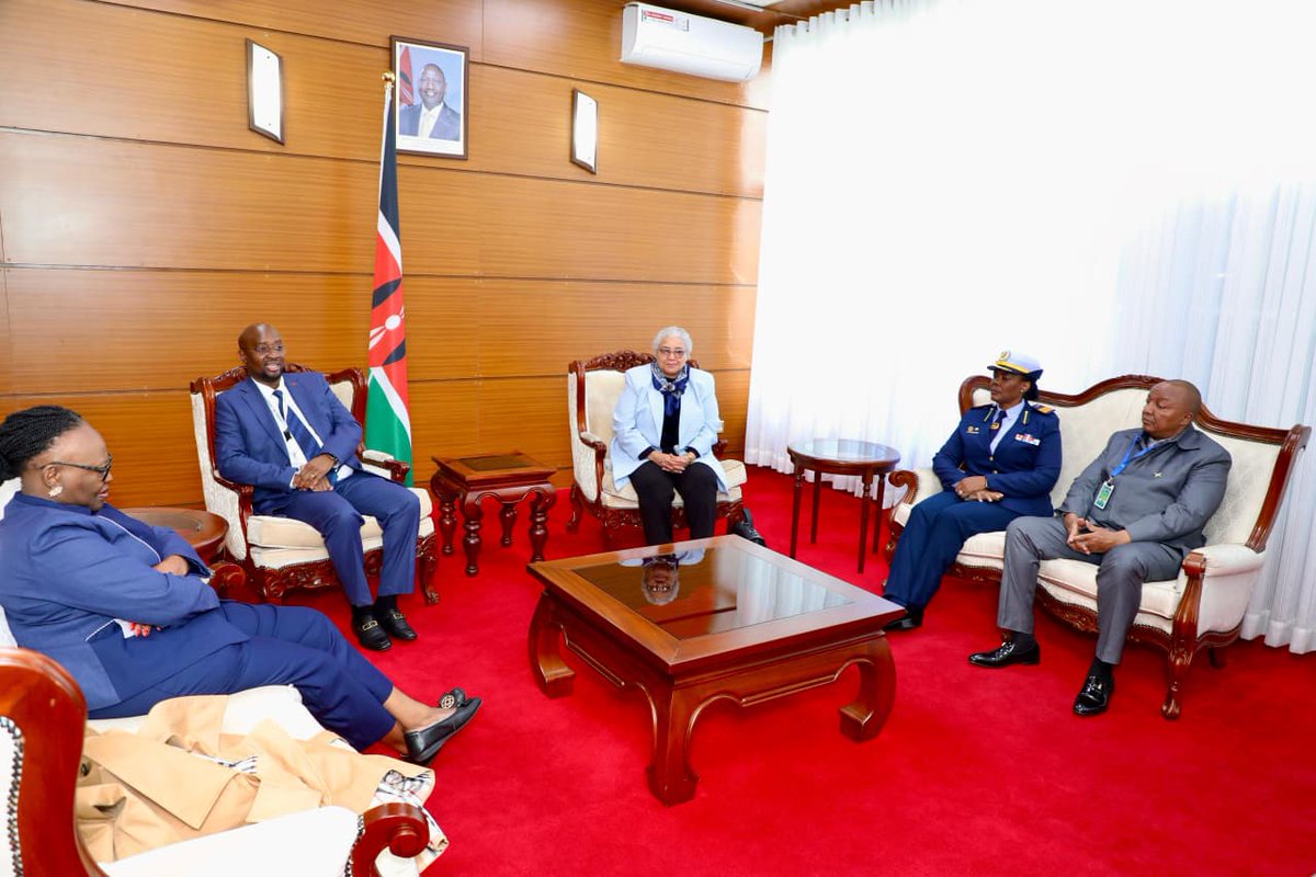 NamibiainKE's tweet photo. 🇳🇦🇰🇪 Honorary Consul of Namibia to Kenya Mr. Said Ali, alongside the Namibia High Commissioner to Tanzania (accredited to Kenya &amp; Uganda), had the pleasure of receiving VP Lucia Witbooi &amp; the Minister of International Relations &amp; Trade on arrival in Nairobi #Diplomacy https://t.co/HIBQwTU7WL