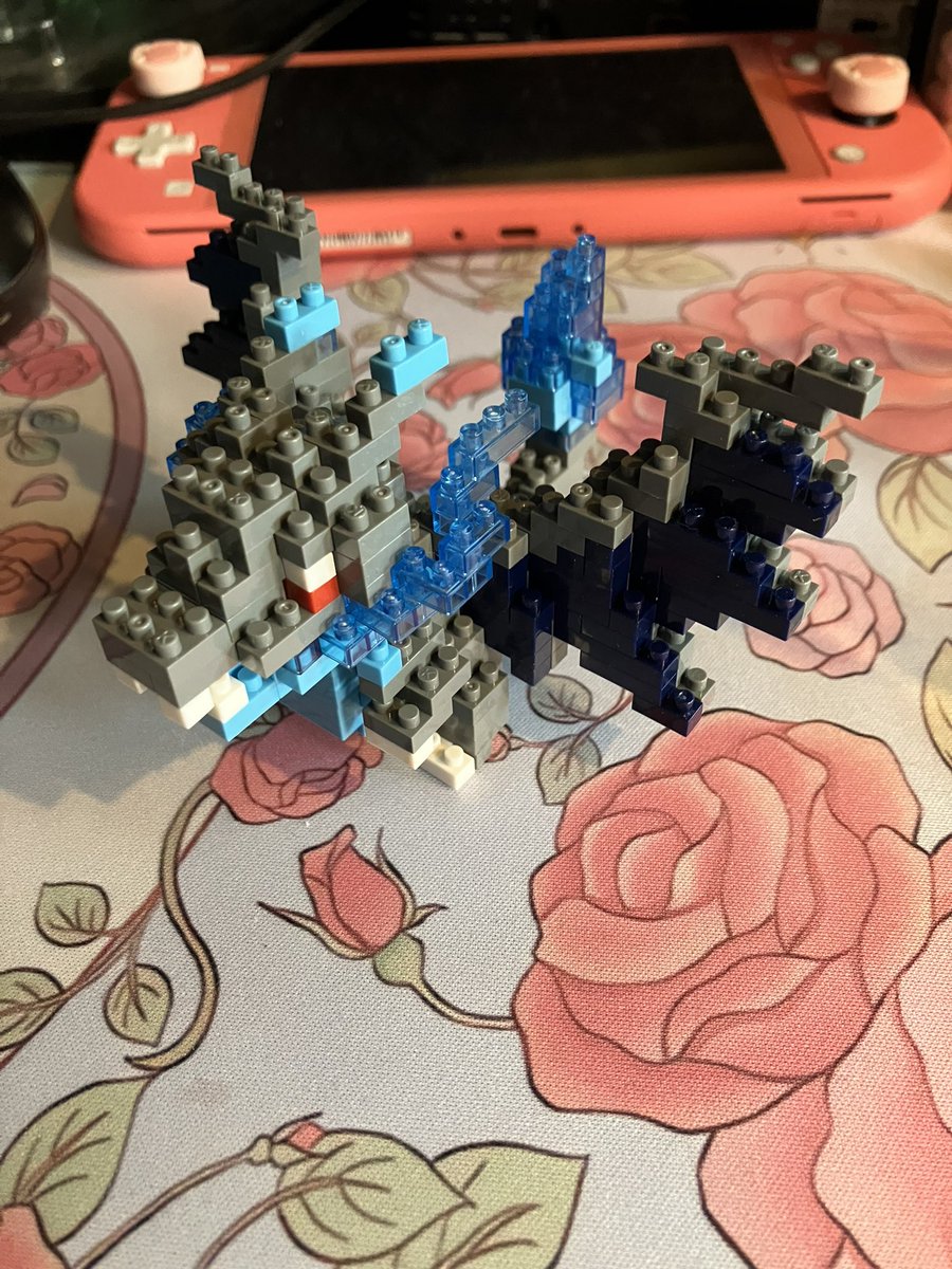 JaninaZefi's tweet photo. nanoblocks Mega Glurak X.
Was eine Reise 😱
Aber es hält solange man nicht atmet 😂 https://t.co/ufo5qda552