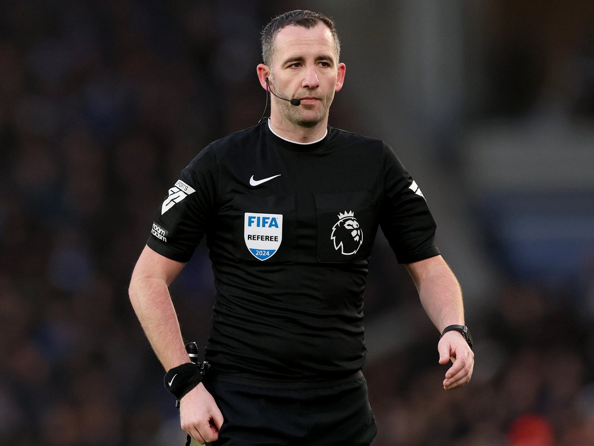 FUNNY INCIDENT!

PGMOL’s Chris Kavanagh mistakenly — or deliberately — blew the whistle in the 87th minute of West Ham vs Arsenal.

He seemingly did not know why he had blown it, looked towards his assistant, and then awarded Arsenal a free-kick for nothing.

The West Ham bench