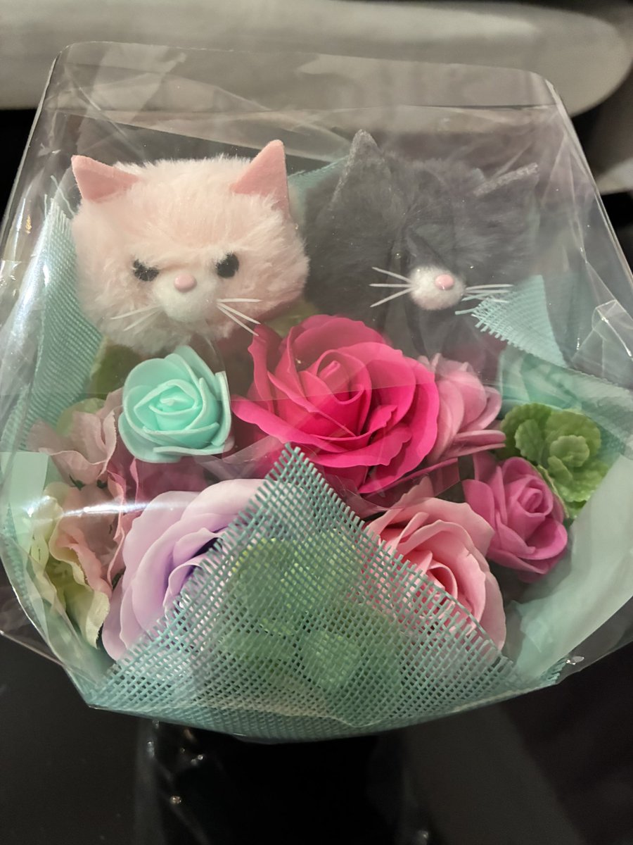 ReIT_koho's tweet photo. ご親族からのお食事会でいただいたお祝いのお花と、母の日でもらったソープブーケ💐

玄関が華やかになると定期的に花買いたくなっちゃうな…笑 https://t.co/4f5FZ5VJEv