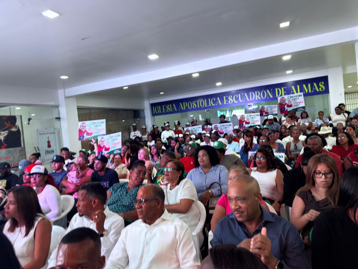 VERÓN, PUNTA CANA:

Anoche, junto a la Compañera Miembro de la DP y Supervisora para la Región Este de nuestro Partido: Ligia Amada Melo, el dinámico joven Presidente Provincial de la Altagracia <a href="/miguelrojasRD/">Miguel rojas</a>, autoridades electas de Higuey/Verón, el compañero <a href="/JuanJulioCampoV/">Juan Julio Campos Ventura</a> y