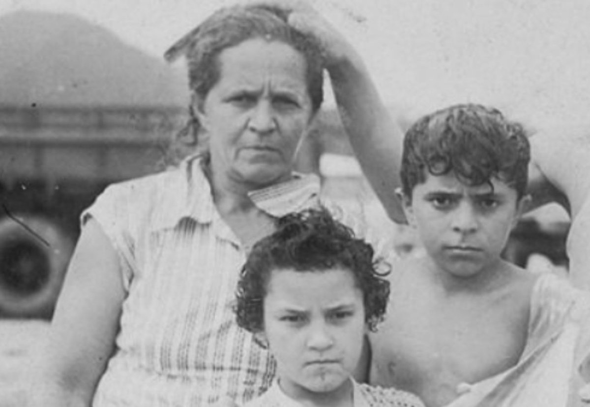 VEJA: Essa é Dona Lindu, retirante nordestina e mãe de oito filhos, entre eles Luiz Inácio Lula da Silva. Mulher simples e analfabeta, venceu a fome e criou sozinha o único presidente da República eleito pelo povo brasileiro por três vezes. Viva essa guerreira!