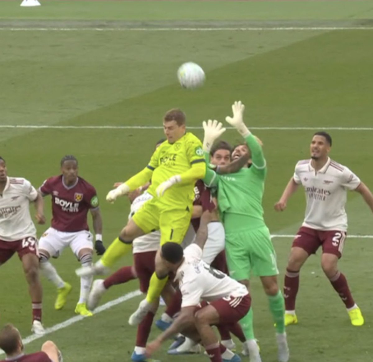GoodyJackson3's tweet photo. 🚫 𝗩𝗔𝗥 𝗖𝗛𝗘𝗖𝗞 📺

THEY ARE CHECKING FOR A FOUL ON DAVID RAYA. 

THIS COULD BE DISALLOWED. https://t.co/L5e0mtAjvW