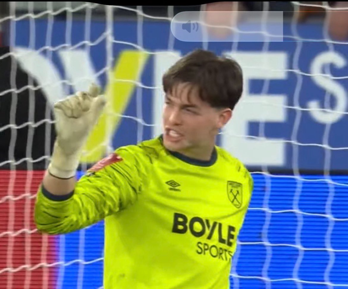 Seb_LUFC30's tweet photo. @WestHam_Central This close to winning eh boys? https://t.co/moua9LoBZW
