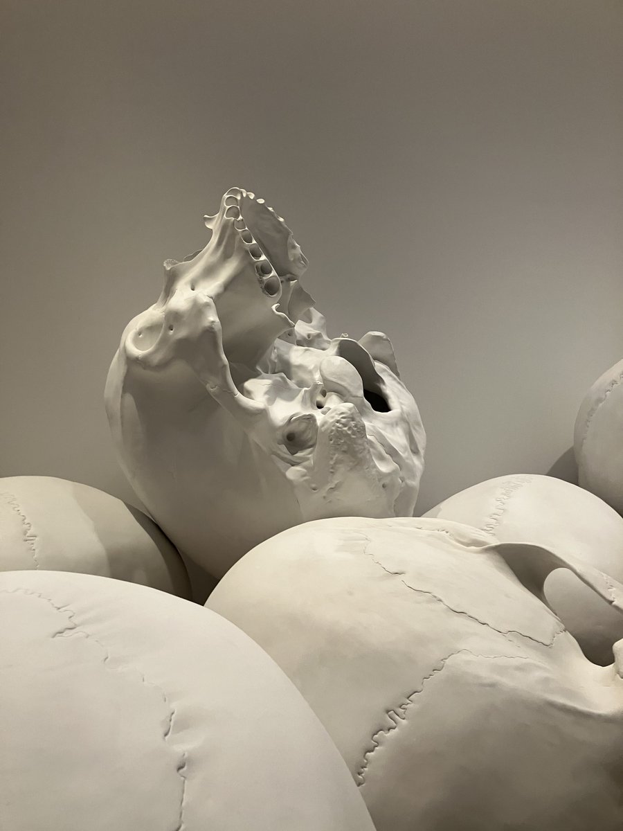 ロン・ミュエク展は骨以外にも奇妙な興味深い作品が多くあったけど、私