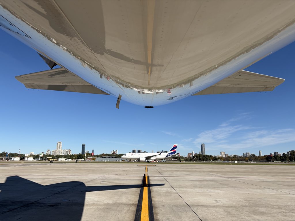 aledrigani's tweet photo. La pista 31 en uso en AEP el domingo ventoso del noroeste. Un A320 de Latam rueda por A rumbo a la plataforma para ocupar su posición a asignada https://t.co/CfT5T910jF