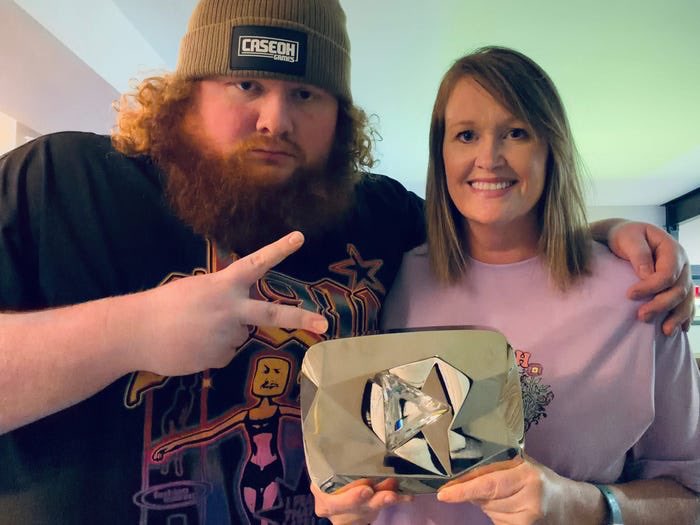Happy Mother’s Day to one of the most supportive mothers out there, CaseOh’s Mom 💚 Make sure you wish your own mother a happy Mother’s Day today! 💝