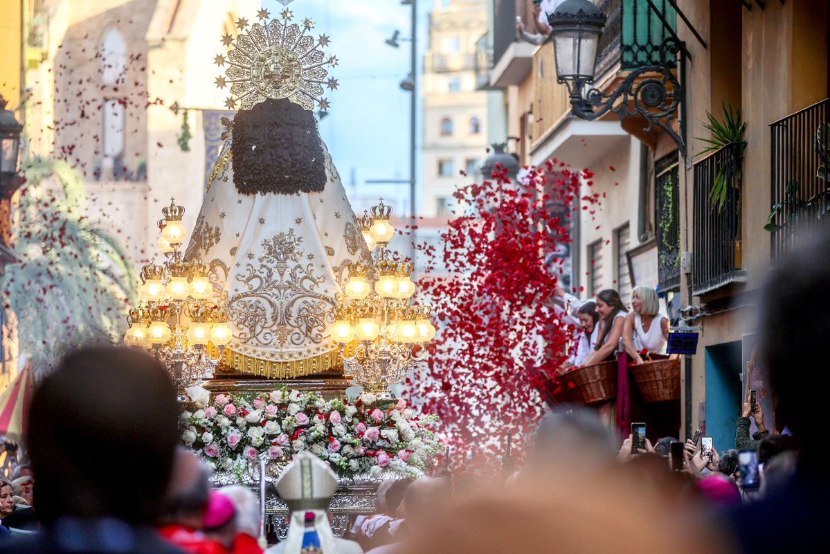 Una pluja d'amor acompanya la nostra Mareta en un dels moments més especials per a la ciutat.

És un orgull viure el gran fervor dels valencians en la Processó General de la Mare de Deu.
