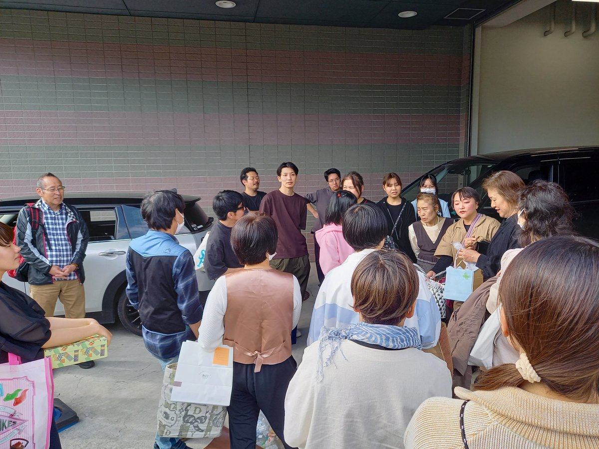 Fuji_enken's tweet photo. おはようございます︎ ︎💫
第58回富士市総合文化祭演劇公演『広くてすてきな宇宙じゃないか』終演いたしました！
ご来場、ありがとうございました！

母の日なので、演研のお母様へサプライズプレゼントがありました。
実は、クリコちゃん達が最後に渡していた紙袋に実際に…🎁✨ https://t.co/Abse2SOpfd