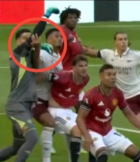 DFG_UTD's tweet photo. @premierleague @Arsenal These weren’t fouls btw https://t.co/7JFJTmxoYE
