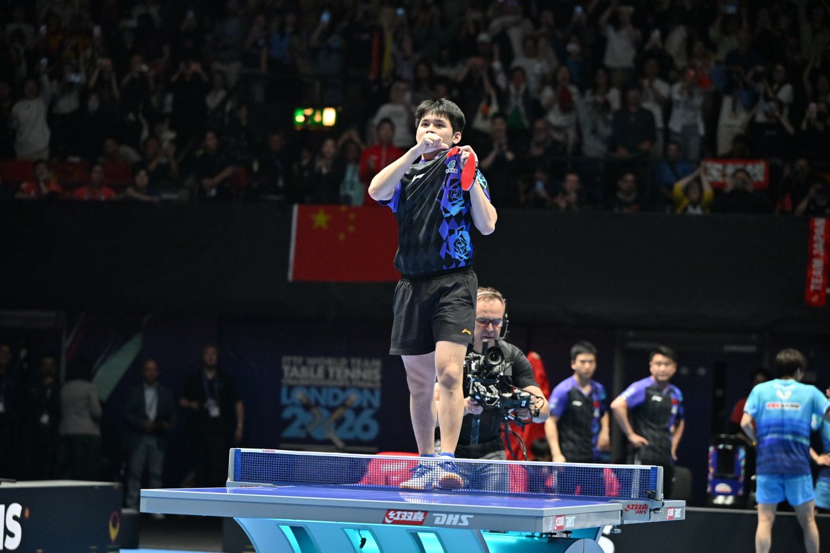 takurepo's tweet photo. 世界卓球2026ロンドン 現地速報
▼男子団体決勝トーナメント決勝
　中国　3-0　日本
○梁靖崑　3(-8,-4,9,11,8)2　張本智和
○王楚欽　3(-8,10,2,9)1　松島輝空
○林詩棟　3(9,5,-7,9)1　戸上隼輔
　王楚欽　-　張本智和
　梁靖崑　-　松島輝空

安定性で上回る林詩棟が9-3とリードしますが、今大会、尻上がりに調子を上げてきた戸上が8-10まで追い上げたところで中国がタイムアウト。林詩棟が11-9と逃げ切って先制しますが、1ゲーム目でタイムアウトを使わせたことと、戸上がしっかりレシーブできていることは好材料。
第2ゲーム、戸上が大きなラリーで中盤まではリードするも、林詩棟が安定したバックハンドを軸に得点を重ねて逆転。連続得点で11-5と中国が優勝に王手。
後がない第3ゲーム、戸上は持ち前の鋭い両ハンドで林詩棟から9-5とリードを奪いますが、9-7と追い上げられたところでタイムアウト。このタイムアウトをきっちり生かしてサービスから2点連取で11-7。
林詩棟はラリーでも安定したプレーで戸上を引き離し7-3とリード。戸上は丁寧なストップレシーブからの展開で6-7まで追い上げ、7-8から大きなラリーで会場を沸かせて同点に追いつくと、8-8から林詩棟がサービスから2本連取。戸上は懸命のプレーで1本しのぐも林詩棟がバックハンドをバックストレートに決めて11-9とし、中国男子の12連覇を決めました。

今大会まさかの4敗を喫した林詩棟は、自身の不調の苦しみをともにした王皓監督のもとに駆け寄りチームメートの祝福を浴びて、苦しかった日々の重圧からようやく解き放たれました。

#世界卓球2026 #ITTFWorlds2026 #TableTennis #世界卓球