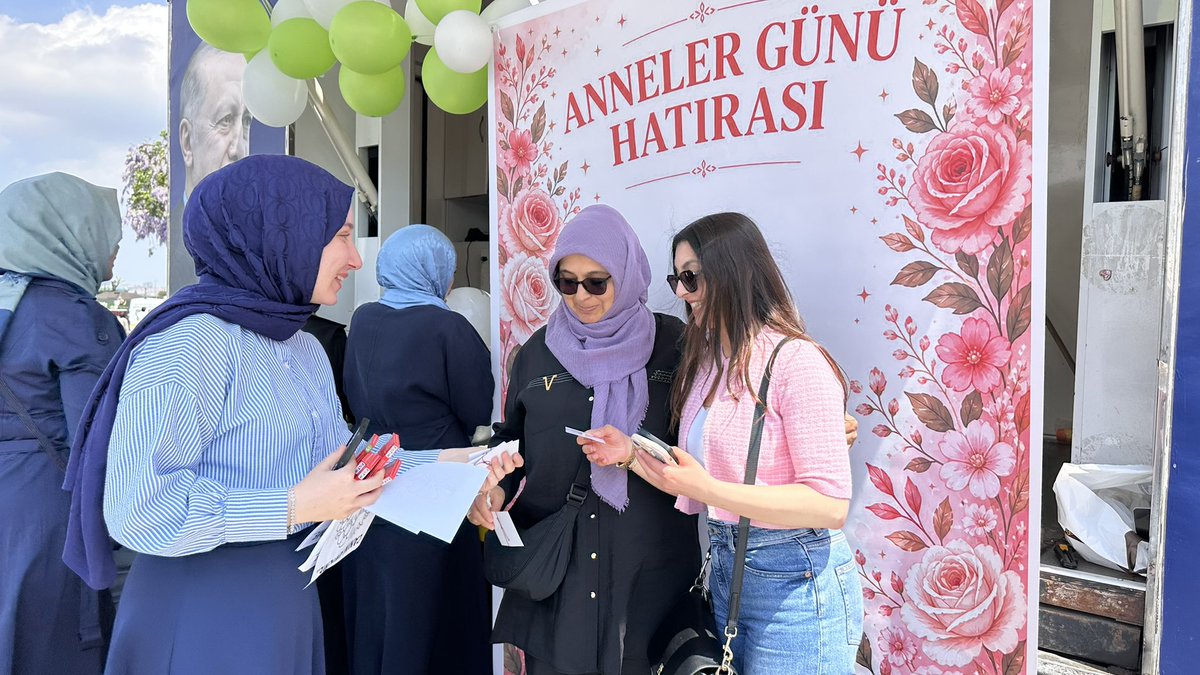 akgencuskudartr's tweet photo. İlçe Kadın Kolları Başkanımız ile birlikte Üsküdar sahilinde annelerimizle buluştuk. 

Şefkat ve sevgi dolu yürekleriyle hayatımızı güzelleştiren tüm annelerimizin gününü kutladık. 🌹✨

#AKGençÜsküdar
#ÜsküdardaGençlikVar https://t.co/iDAON9O9ZG