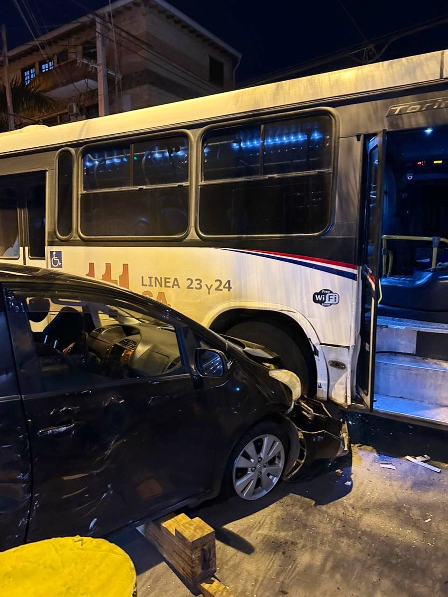 BomberosK3's tweet photo. Como consecuencia del impacto, una persona resultó con lesiones leves y fue asistida en el lugar para luego ser trasladada a un centro asistencial por personal del SEME. (2-2)
#vidaporvidas https://t.co/ZNBZrI7jc8
