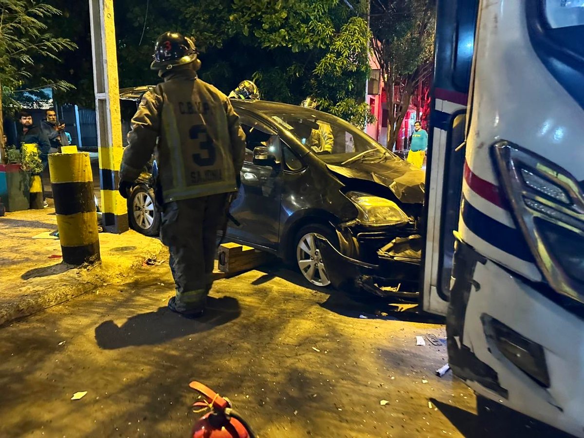 BomberosK3's tweet photo. Como consecuencia del impacto, una persona resultó con lesiones leves y fue asistida en el lugar para luego ser trasladada a un centro asistencial por personal del SEME. (2-2)
#vidaporvidas https://t.co/ZNBZrI7jc8