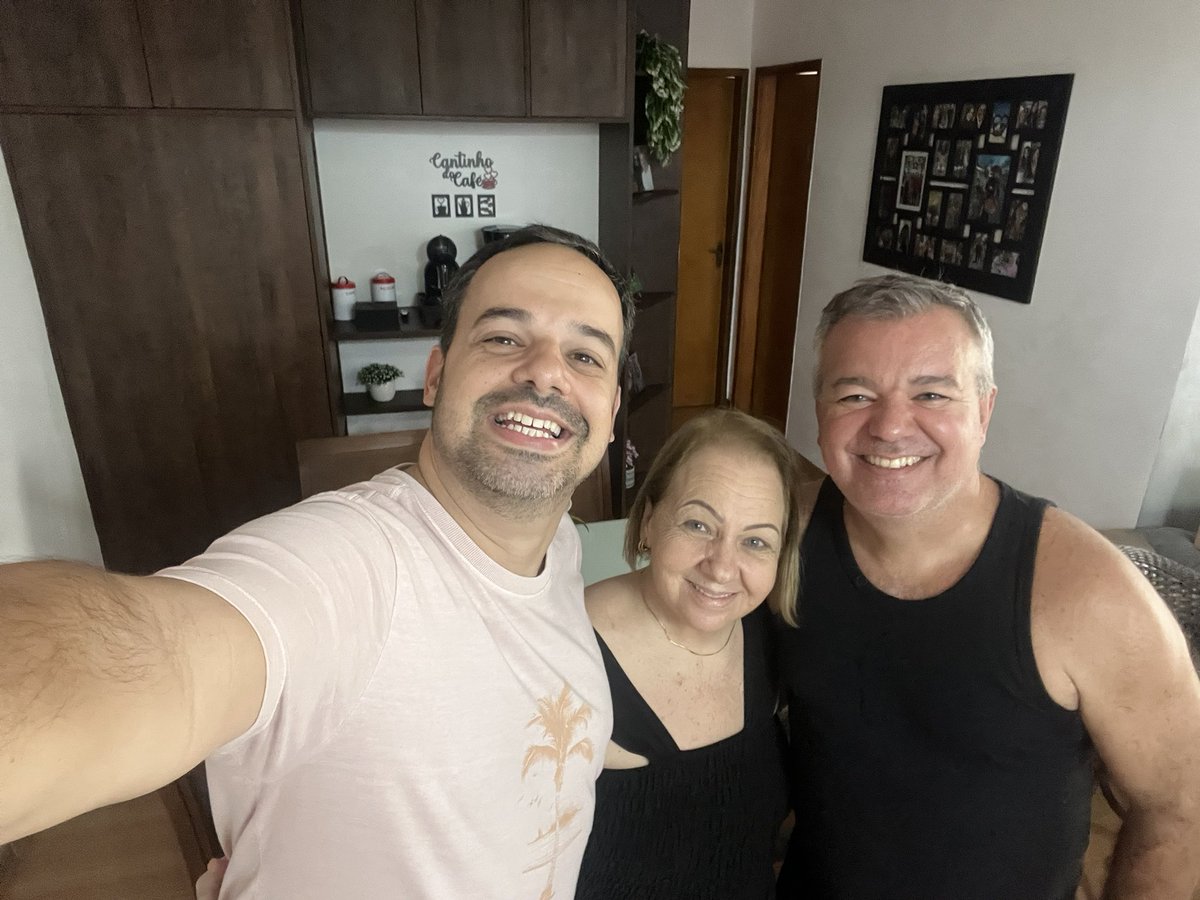 Schettini10R's tweet photo. Feliz dia das Mães! #Mãe #AmorMaior #❤️ #🙏🏻#Familia https://t.co/eZ7nX7Aqcx