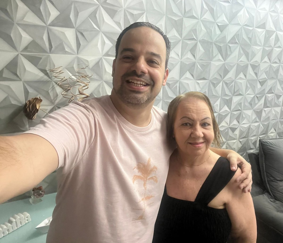 Schettini10R's tweet photo. Feliz dia das Mães! #Mãe #AmorMaior #❤️ #🙏🏻#Familia https://t.co/eZ7nX7Aqcx