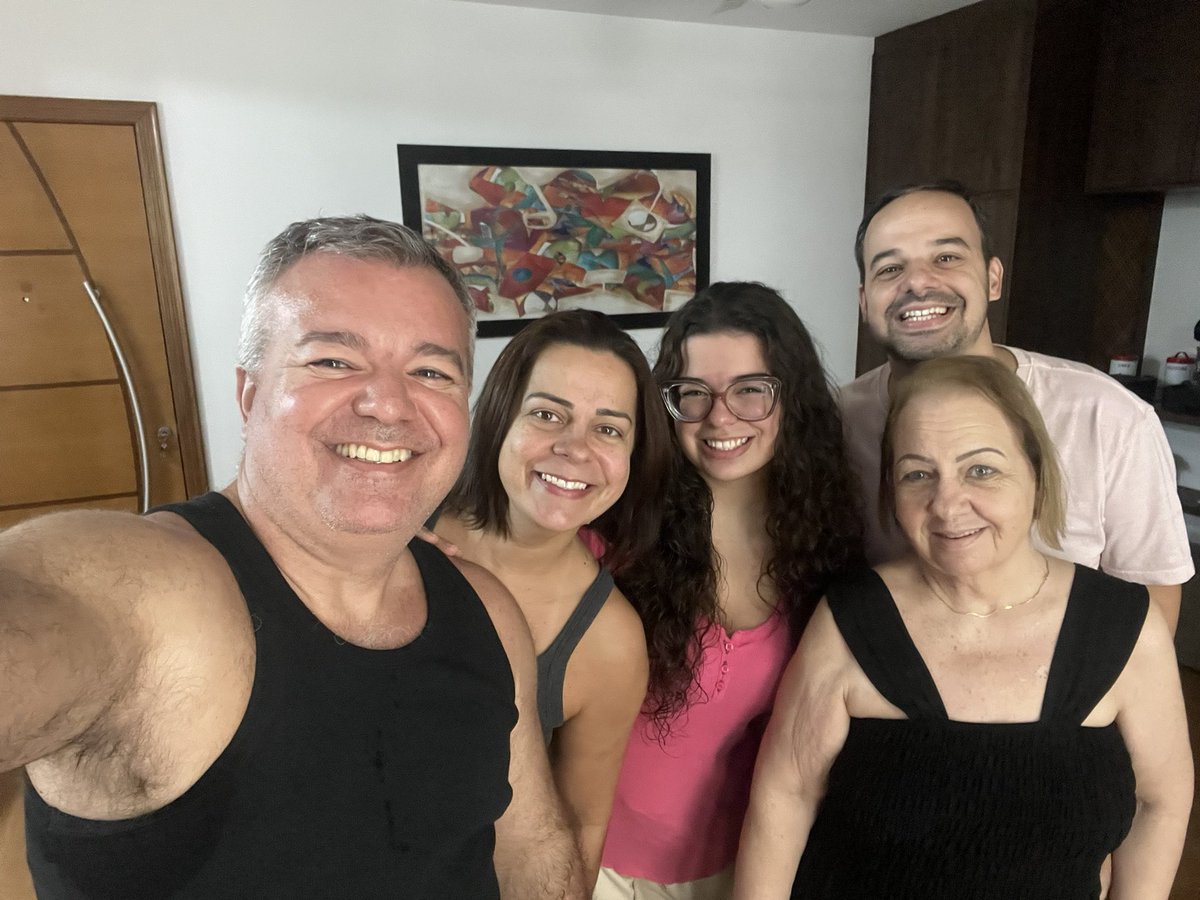 Schettini10R's tweet photo. Feliz dia das Mães! #Mãe #AmorMaior #❤️ #🙏🏻#Familia https://t.co/eZ7nX7Aqcx