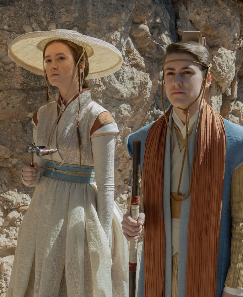 taskmasterfan's tweet photo. the parallel of the bright costumes and sunlight, optimistic next generation, and the darker more muted tones of those who have grown disillusioned with chandrilan and galactic society … https://t.co/WQW3nBp9eu
