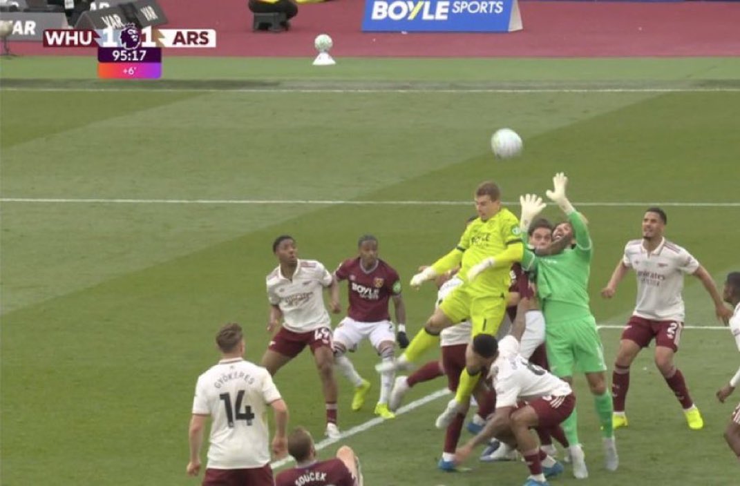 maurocezar's tweet photo. VARsenal?
Que nada. Foi correta a decisão da arbitragem ao anular o gol do West Ham.
Líder venceu por 1-0.
Rebaixado, o próximo adversário do Arsenal é o Burnley, sem vencer há 11 partidas, mas que hoje empatou com o Aston Villa (5°).
Manchester City joga peleja atrasada contra o Crystal Palace na quarta-feira.
No fim de semana visita o Bournemouth, 6° colocado.