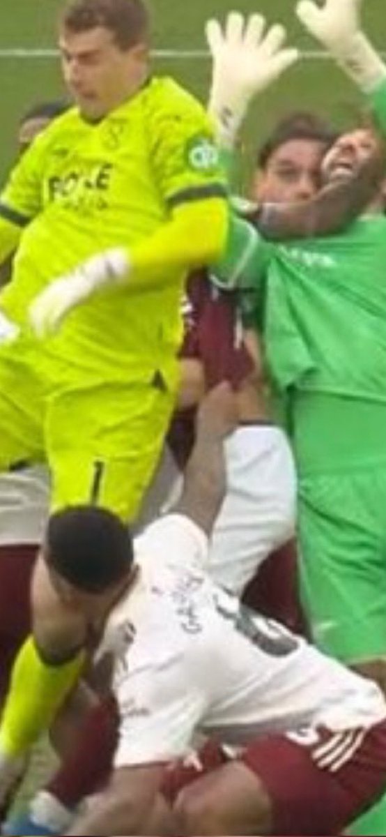 Neilking_mason's tweet photo. @AdamCrafton_ @LFCTransferRoom Gabriel pulling a shirt not even going for the ball https://t.co/Sgq0Bcw0wr