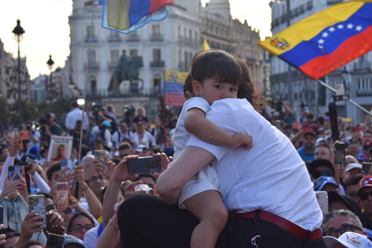 Hoy, todas las mujeres venezolanas somos madres porque queremos irracionalmente a un niño, y somos UNA en la señora Carmen, en Elvira, en Rosa, en Zugeimar, en Beatriz…

Ellas representan lo que significa criar y luchar por un hijo, y demuestran que el amor de una madre no se