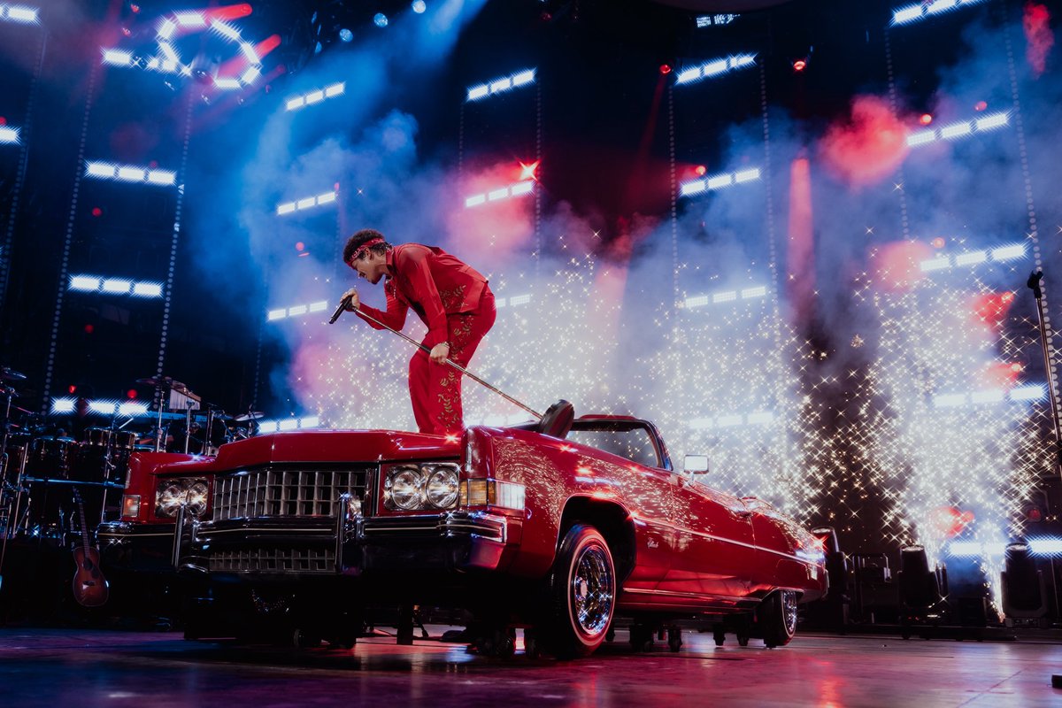 fordfield's tweet photo. So about last night… 😍🌹

Who’s ready for tonight? And of course, happy Mother’s Day everyone!

📸 Daniel Ramos https://t.co/TcvoJqMUza