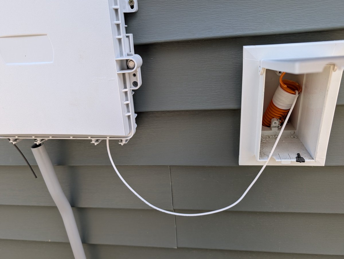 l3373301's tweet photo. The #TechTube makes installation easy, but what could go wrong with such a setup? @Lennar @quantumfiber @starlink Maybe @AnonymousPepeOG can illustrate for us??? โ๐๐ค #CutTheCord https://t.co/jADYjjtsw9