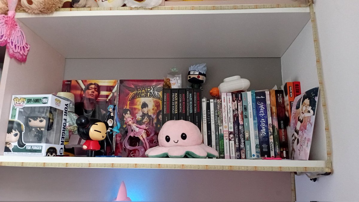 mitsuhametal's tweet photo. Resolvi organizar essa parte da minha estante igual vejo algumas por aqui! Confesso que não tenho muita criatividade, mas gostei bastante pra uma primeira vez! 💗

Aceito dicas, inclusive hehe

Antes | Depois https://t.co/5XVW5GqM2g