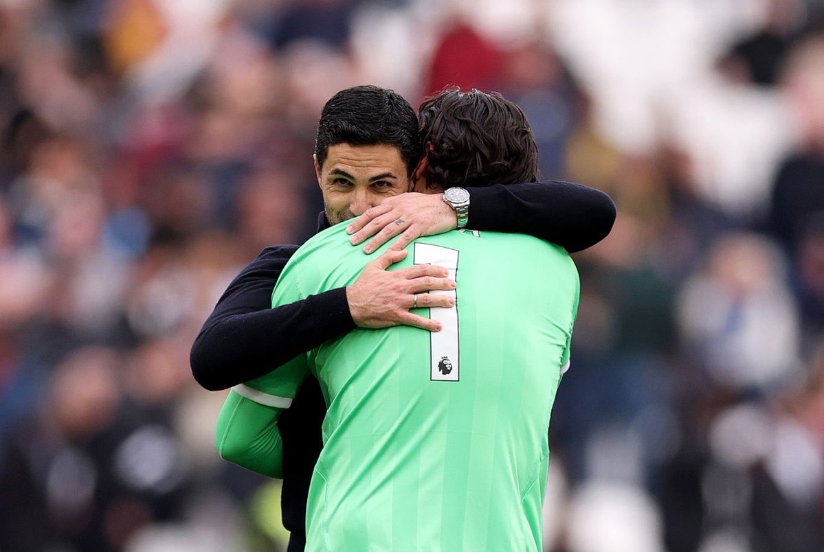 Mikel Arteta went straight to David Raya at full time. 🫂🇪🇸