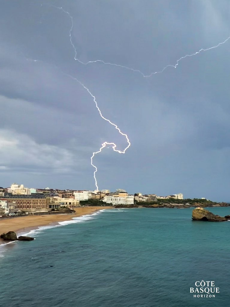 emporioefikz's tweet photo. Orage sur Biarritz cet après-midi avec quelques beaux impacts
#orage #ocean #cotebasque https://t.co/RPJqXll9AW