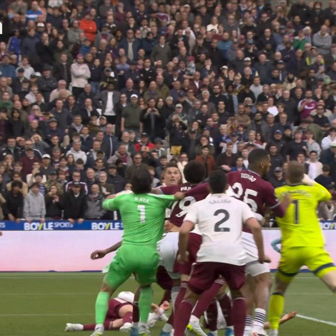 GabrielShmulev1's tweet photo. @UtdFaithfuls Yeah these are the worst refs.... https://t.co/4QuNKZDUxr