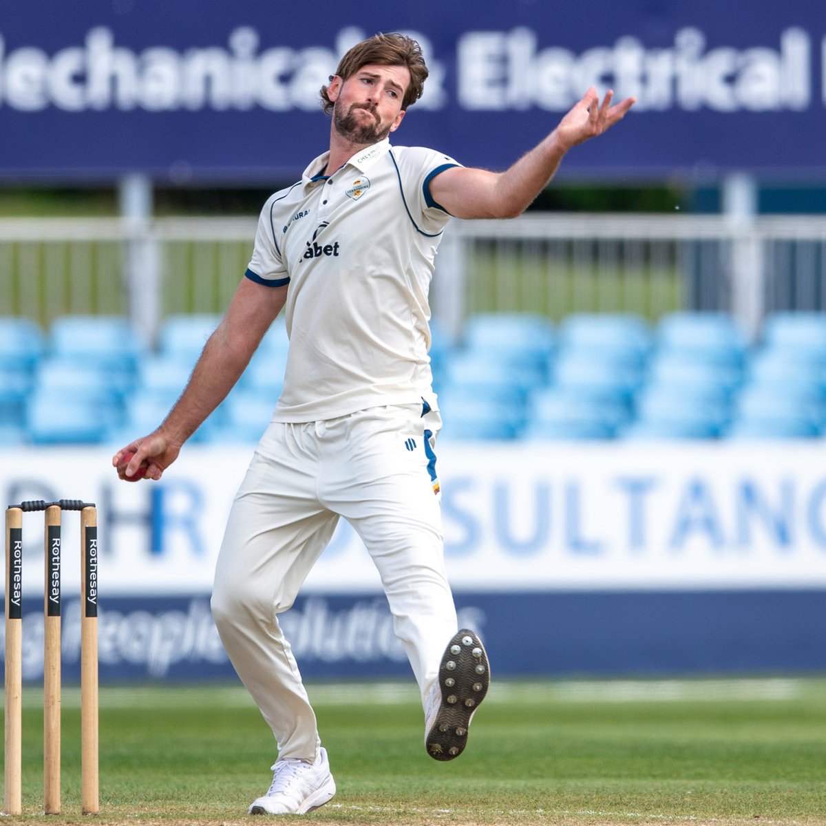 DerbyshireCCC's tweet photo. 𝐑𝐄𝐏𝐎𝐑𝐓 | Ben Aitchison claimed four wickets as Derbyshire edged closer to victory over Northamptonshire. 

Read ➡ https://t.co/hSDbYqsj1c

#WeAreDerbyshire https://t.co/bG3QMPyprm