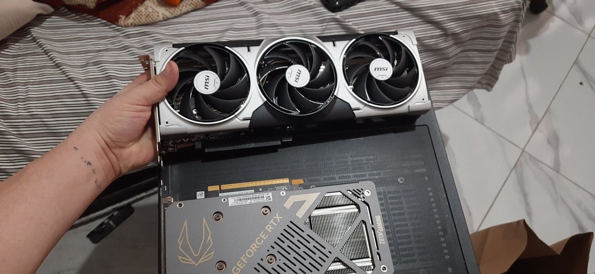 RougazanmaVT's tweet photo. Hoy le hicimos upgrade a la pcerda2 de 8 a 16 gigas, sin rgb, la ram ta cara, ahorita al salir de mi turno probaré que tan bien jala con mis emuladores de ps2 muejejeje #pcgaming #nvidiagforce #palosjuegosflash #masfps #chingosdehashtags https://t.co/qhyxLsagTg