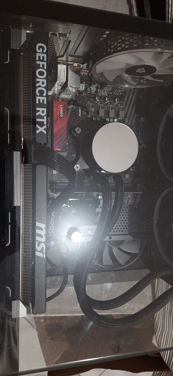 RougazanmaVT's tweet photo. Hoy le hicimos upgrade a la pcerda2 de 8 a 16 gigas, sin rgb, la ram ta cara, ahorita al salir de mi turno probaré que tan bien jala con mis emuladores de ps2 muejejeje #pcgaming #nvidiagforce #palosjuegosflash #masfps #chingosdehashtags https://t.co/qhyxLsagTg