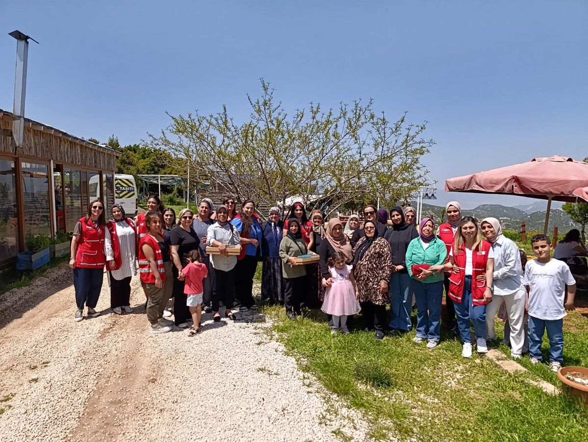 TKHataySubesi's tweet photo. Kızılay Hatay ekiplerimiz,varlıklarıyla dünyamızı güzelleştiren kıymetli annelerimizle bereketli bir kahvaltı sofrasında buluştu.Hayırseverlerimizin destekleriyle kurulan sofra,sadece ekmeğimizi değil;hüznümüzü,umudumuzu ve hatırlanmanın verdiği mutluluğu paylaşmamıza vesile oldu https://t.co/p8hh8WgOO2