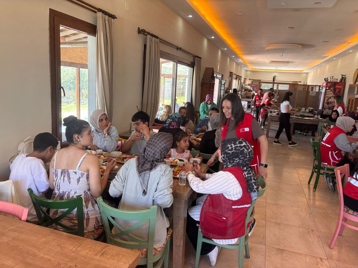 TKHataySubesi's tweet photo. Kızılay Hatay ekiplerimiz,varlıklarıyla dünyamızı güzelleştiren kıymetli annelerimizle bereketli bir kahvaltı sofrasında buluştu.Hayırseverlerimizin destekleriyle kurulan sofra,sadece ekmeğimizi değil;hüznümüzü,umudumuzu ve hatırlanmanın verdiği mutluluğu paylaşmamıza vesile oldu https://t.co/p8hh8WgOO2