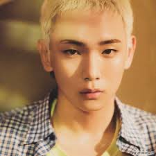 SewChibiDesigns's tweet photo. I can’t express how much I love him bring this look back means to me toooooo #KEYISBACK https://t.co/uebPdUuTtP