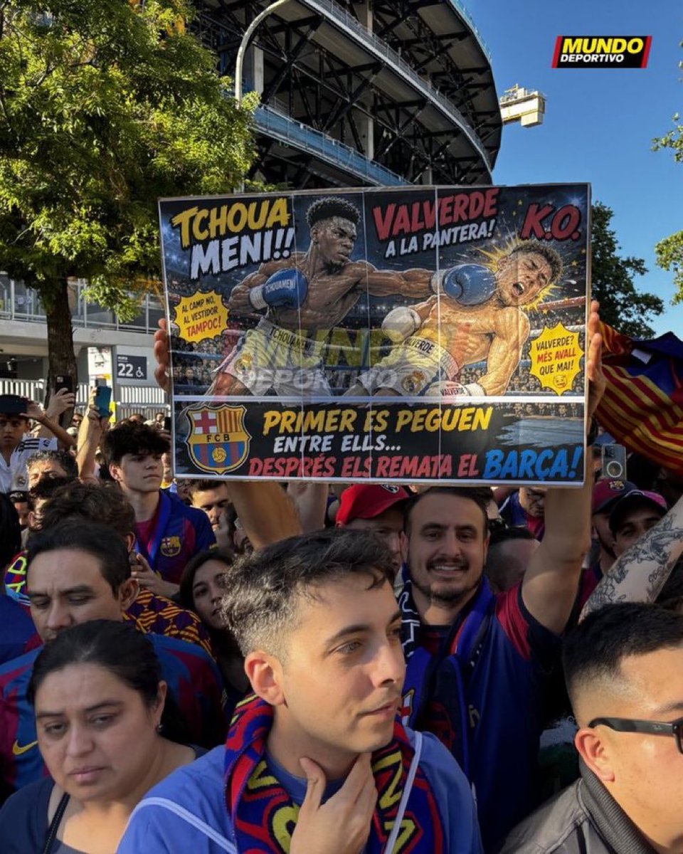 _BeFootball's tweet photo. Un fan du Barça a sorti cette affiche sur Tchouameni et Valverde 😭😭 https://t.co/G5iiOQsfYW